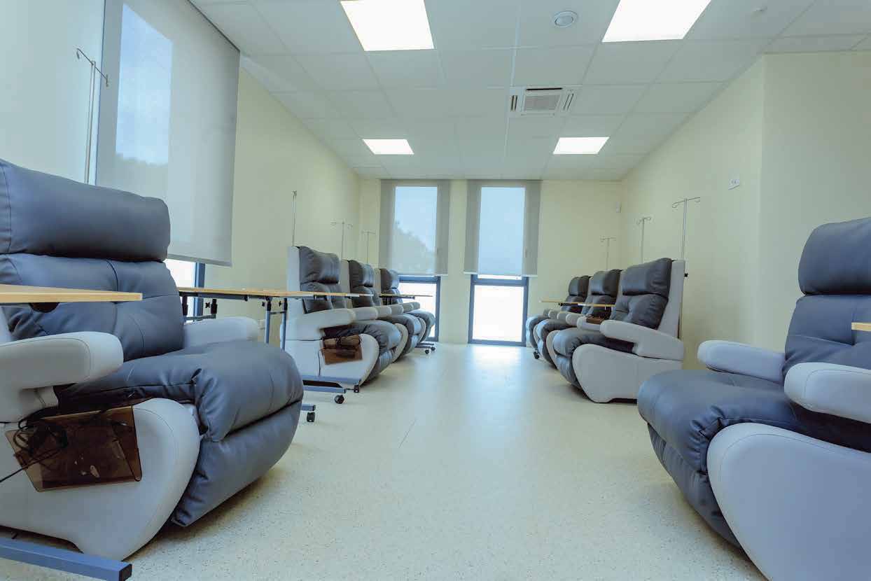 Salle de chimiothérapie de l'IEC : fauteuils confortables pour les séances en hôpital de jour